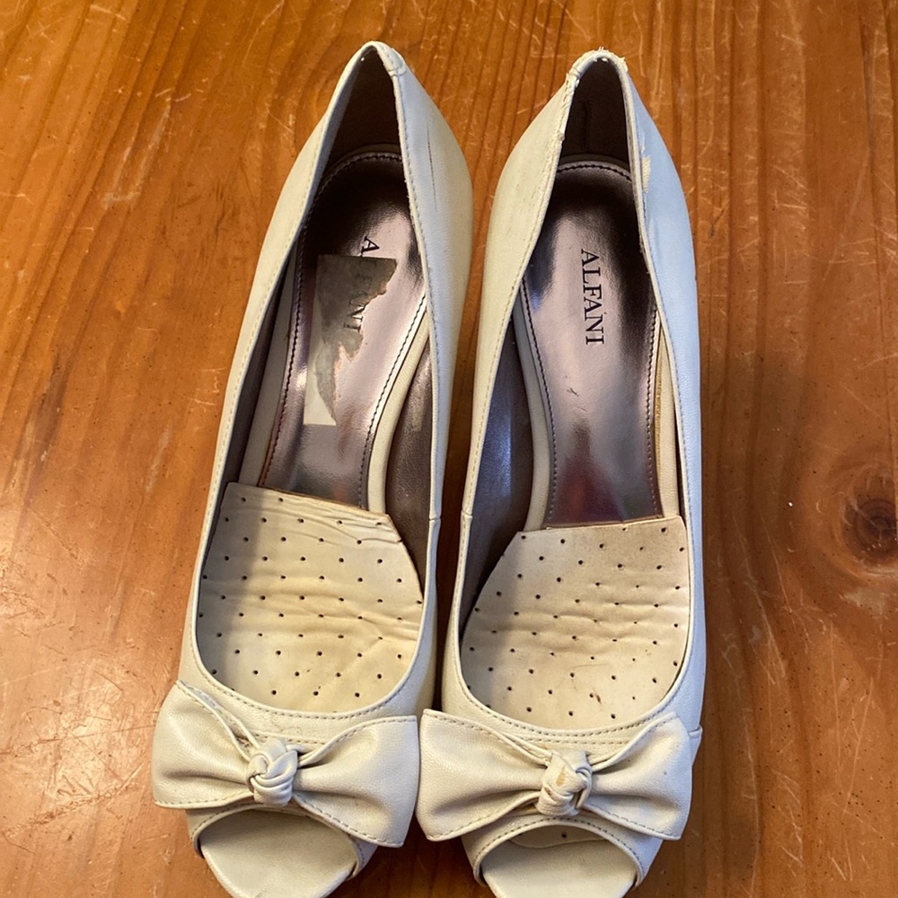 Gorgeous Alfani Ivory Heels with bow and peep toes.  Size 7.5